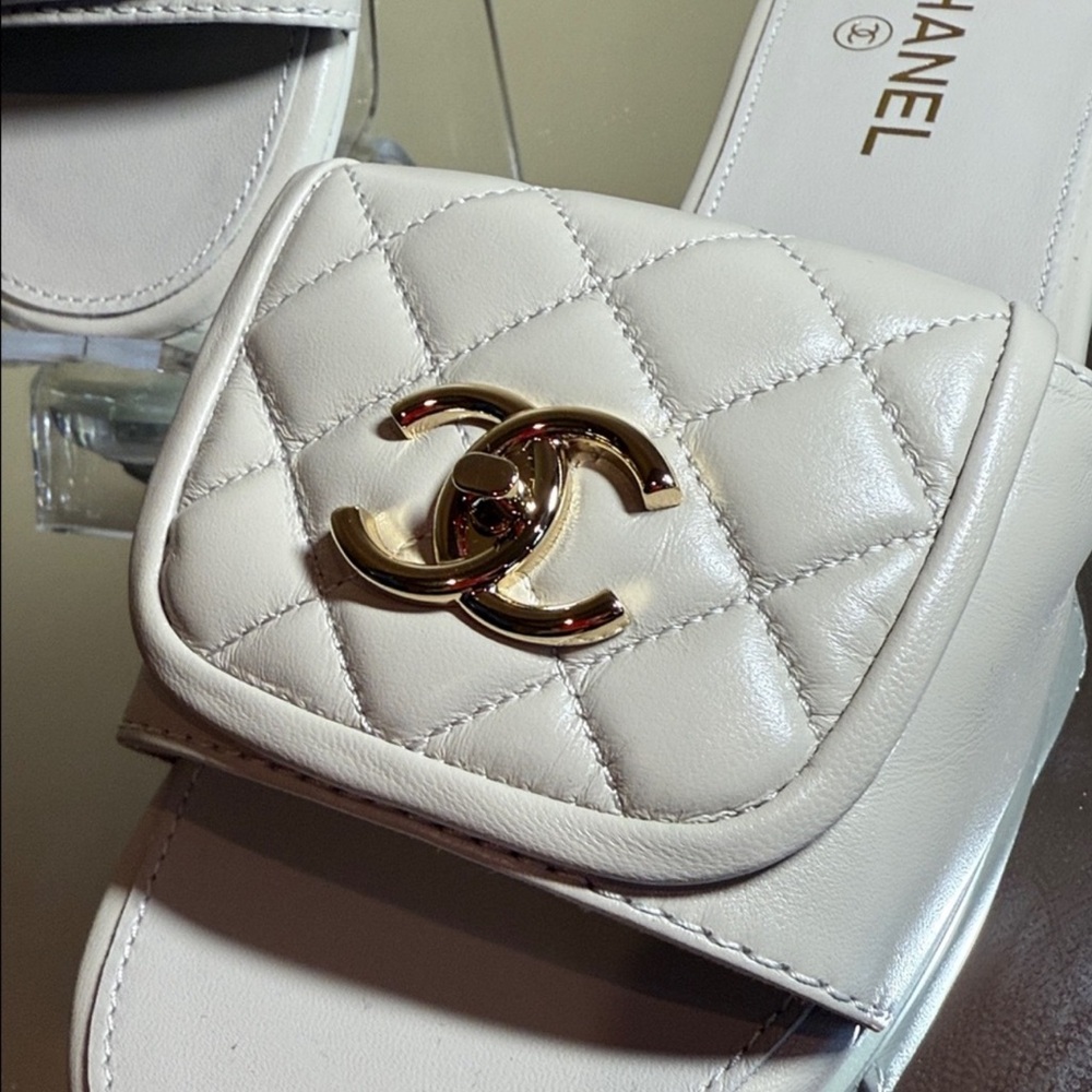 Chanel 25B Turnlock CC Interlocking logo Quilted leather sandals Sz 38.5 - Picture 13 of 15